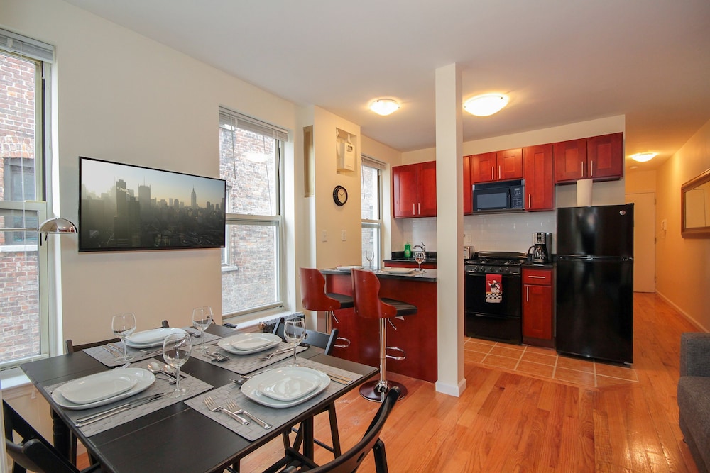 City Apartment, 2 Bedrooms photo 2