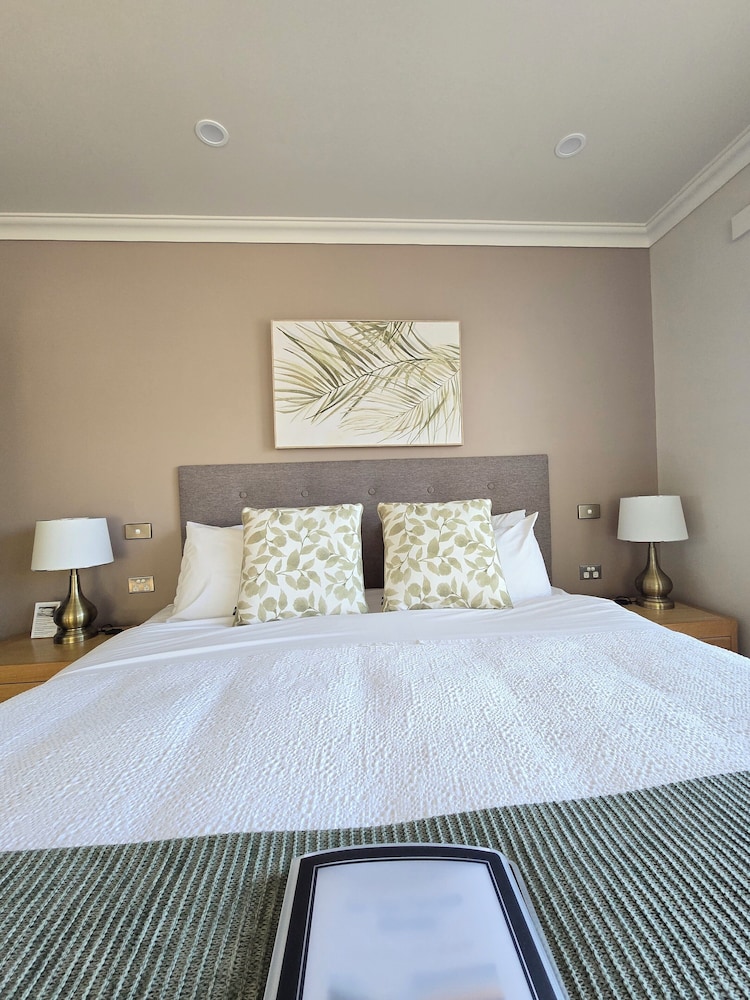 Premium Studio, 1 King Bed, Bay View, Beachside photo 3