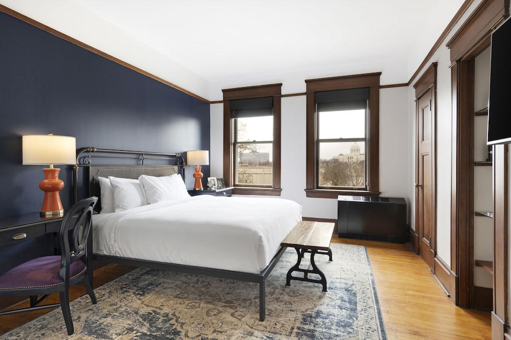 Deluxe Room, 1 King Bed (Capitol View King Room)