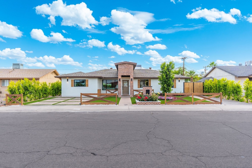 NEW The Hensley on Hubbell Designer Oasis w Pool, Photo 43