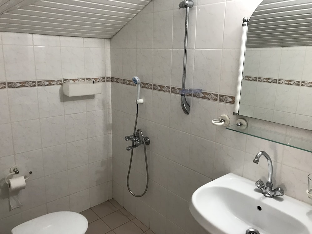 Economy Double Room, 1 Queen Bed photo 3