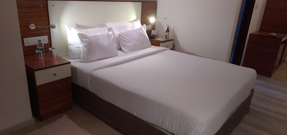 Deluxe Room (King Bed) - Photo 6