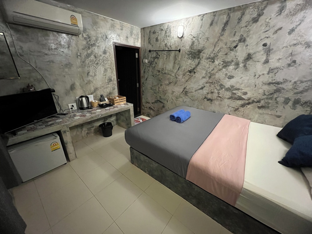 Basic Room, 1 Queen Bed - Photo 9