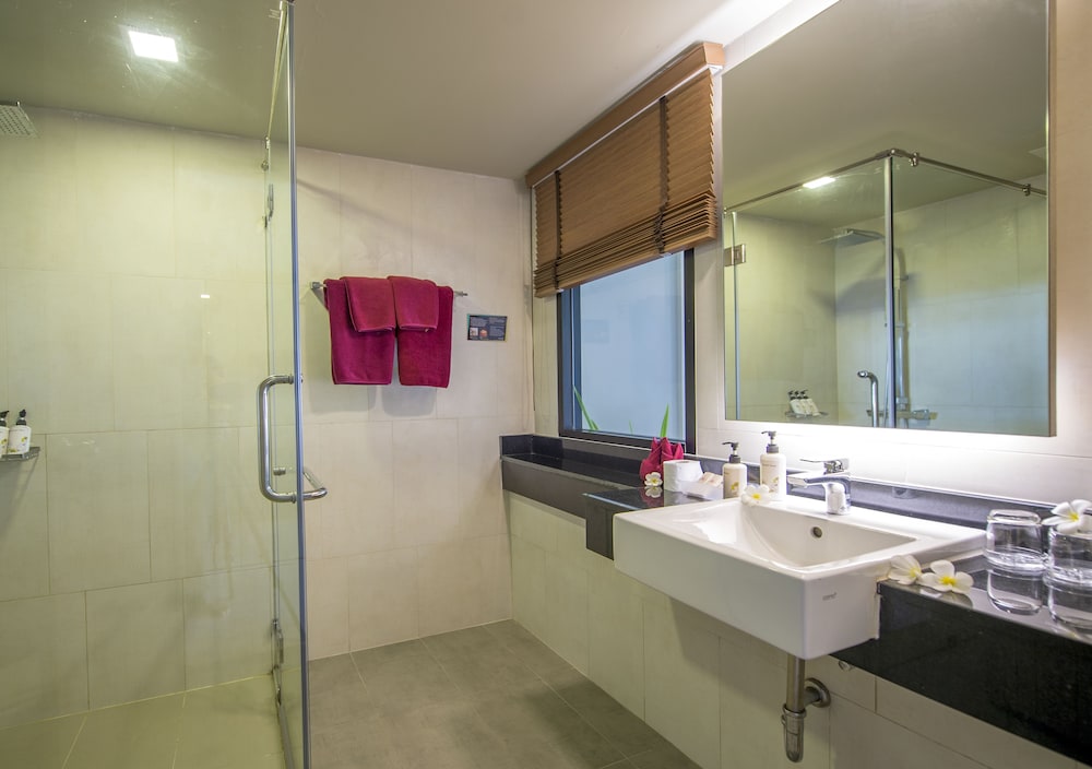 Premier Room, Pool Access - Photo 14