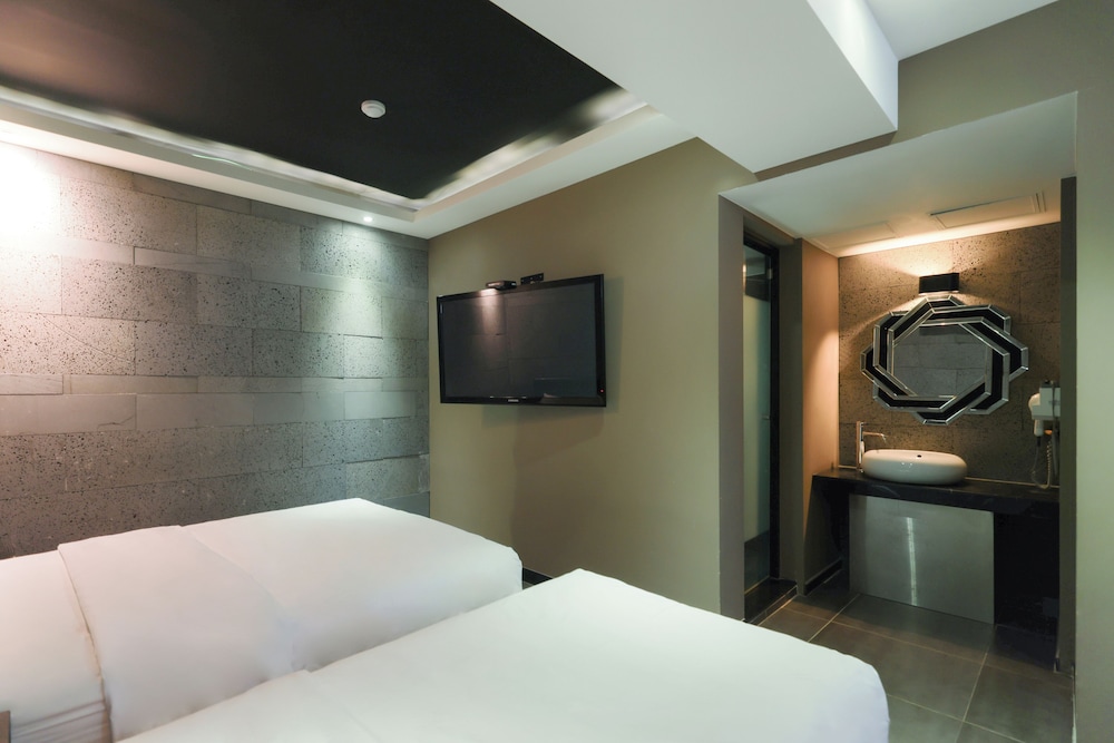 Premium Twin Room - Photo 13