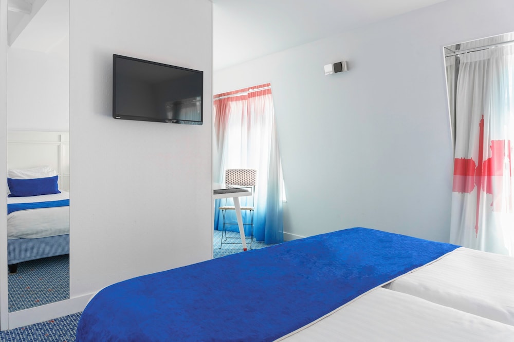 Family Room, 2 Bedrooms, includes soft minibar, courtesy tray, digital press photo 2