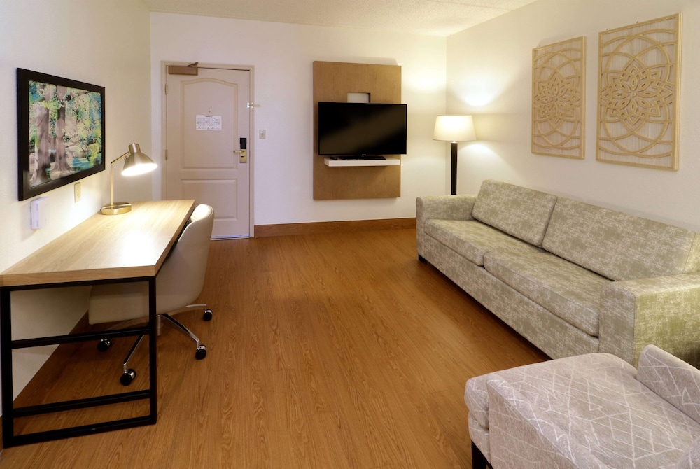 Suite, Multiple Beds, Non Smoking - Photo 2