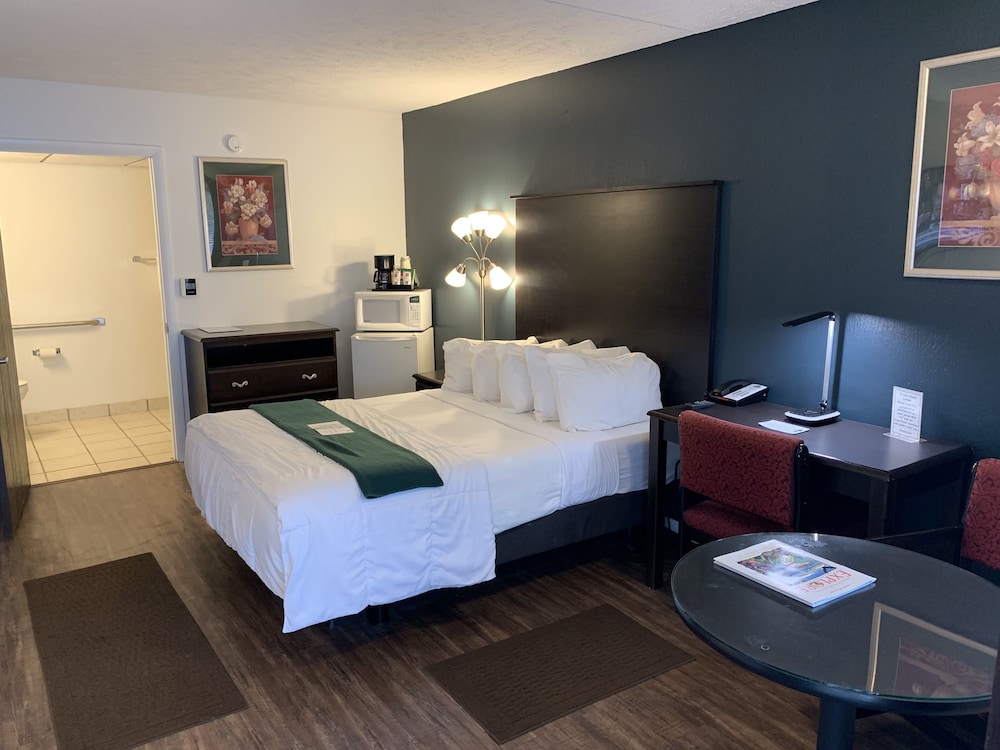 The Lodge - 1st Floor - 1 Queen Bed - Photo 1
