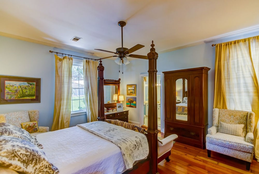 Comfort Room, 1 Queen Bed (Misses Steele's Bedroom) photo 2