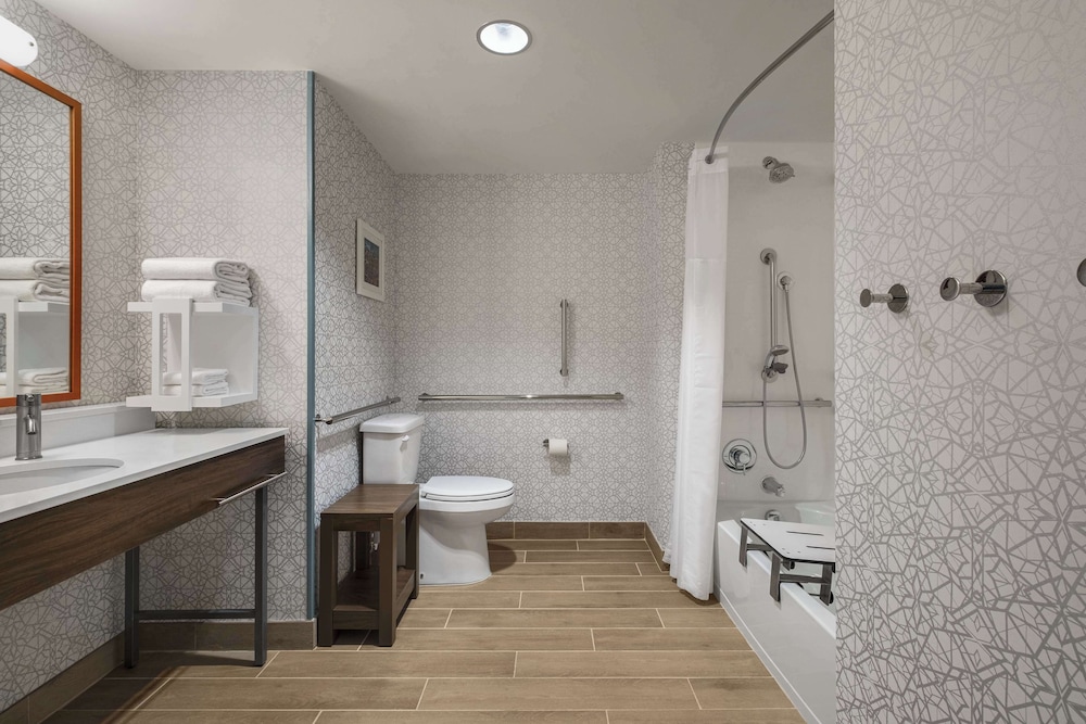 Room, 2 Queen Beds, Accessible, Bathtub (Hearing) - Photo 4