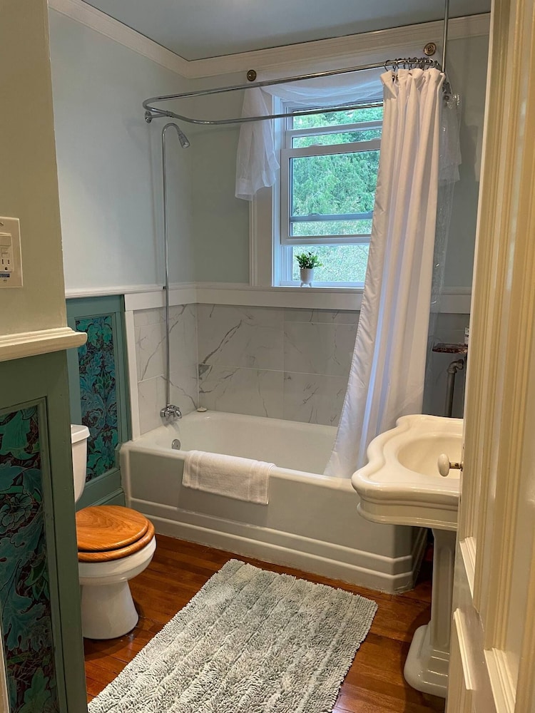 1 Queen Bed With Private Bath Just Steps Outside Room, Full Gourmet Breakfast, Plush Robes photo 3