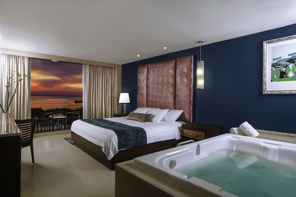 Deluxe Room, 1 King Bed, Lagoon View (Classic) photo 1