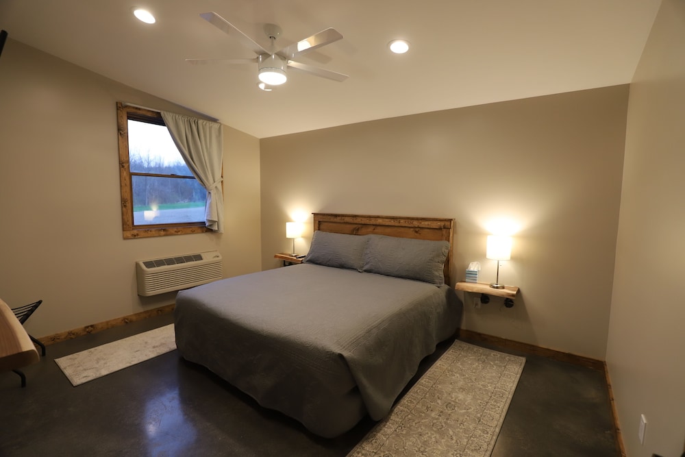Deluxe Chalet, 1 King Bed, Accessible, Lake View photo 2