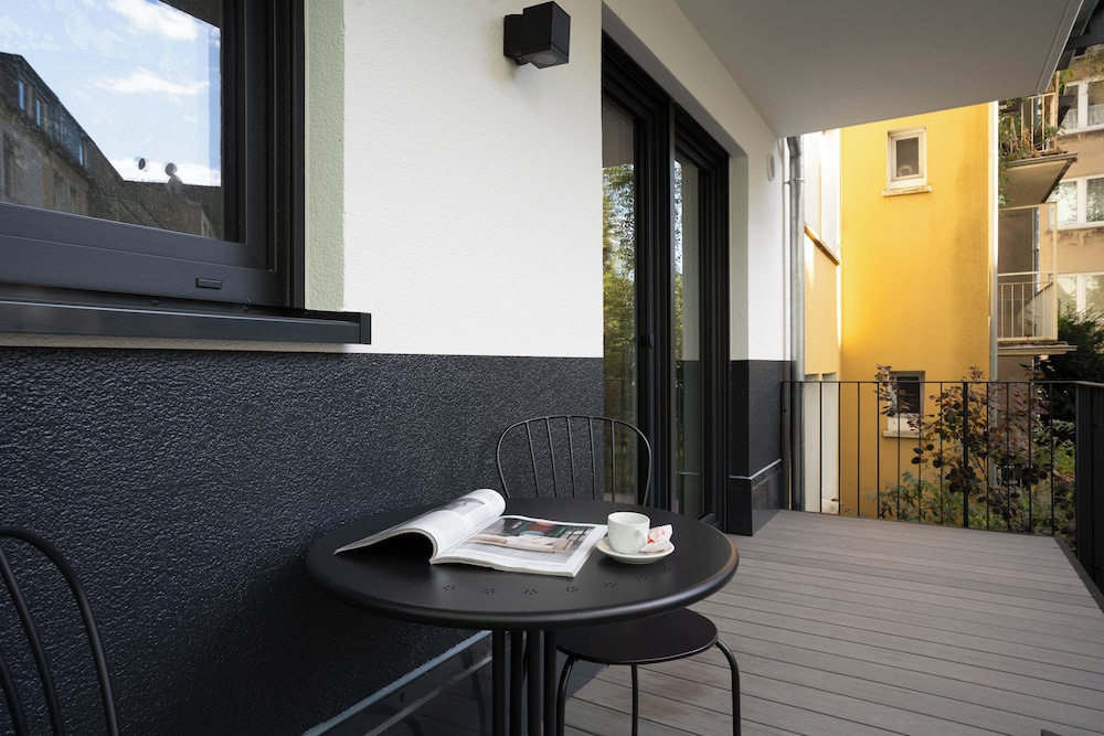 Deluxe Studio, 1 Queen Bed, Balcony photo 2