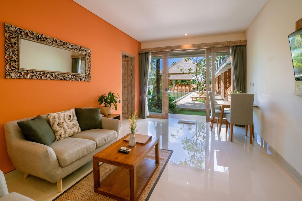 Suite, Pool View - Photo 10