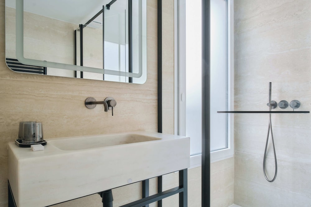 Deluxe One-Bedroom Apartment with Balcony and City View 501