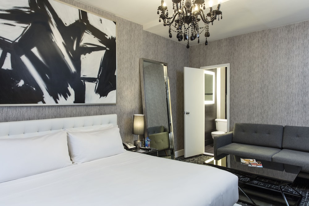 Deluxe Room, 1 King Bed photo 3