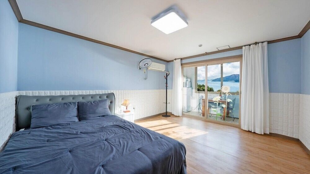 Room (102)