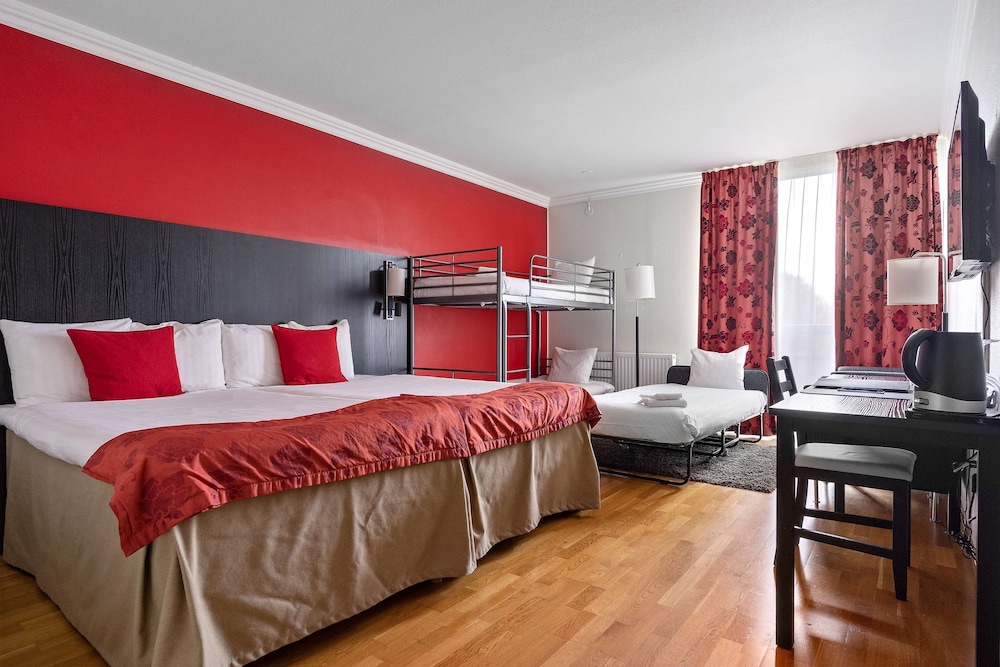 Family Room, 1 Queen Bed, Non Smoking (Bunk beds) photo 1