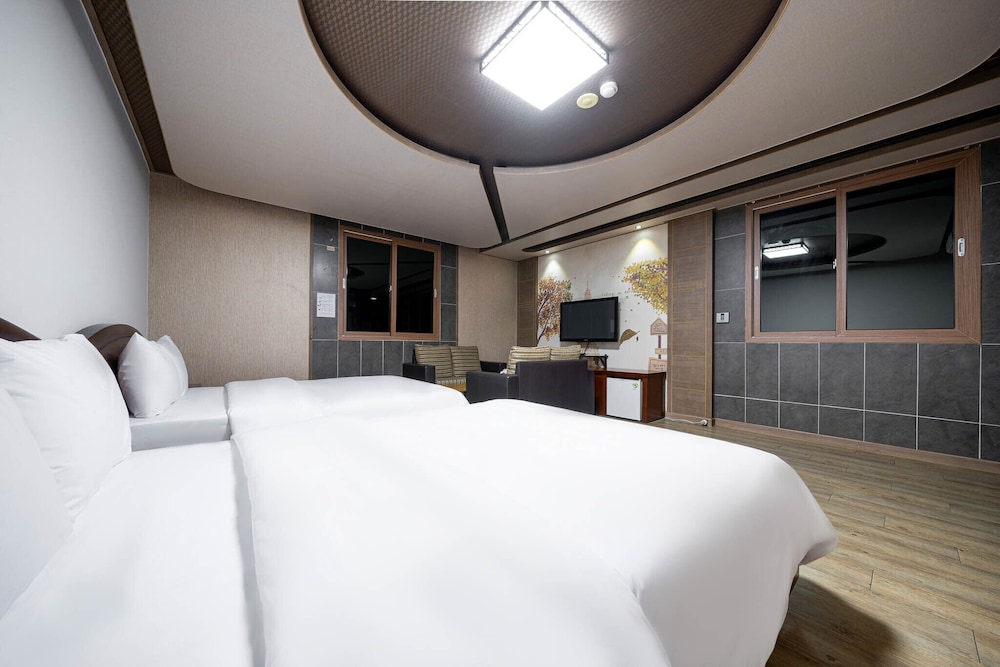Family Twin Room - Photo 3