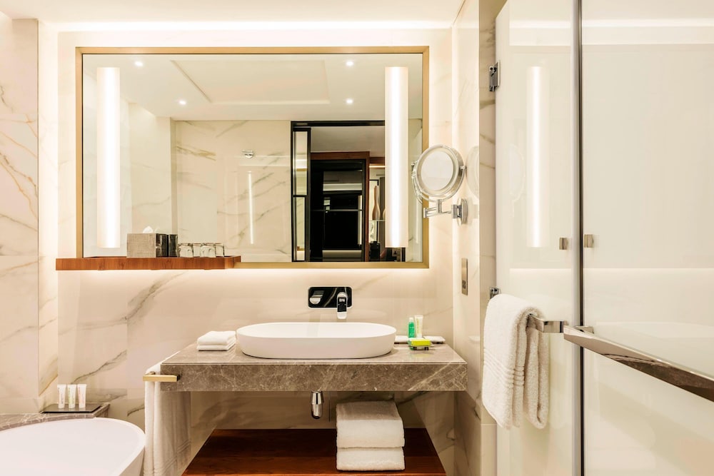 Superior Room, 1 Queen Bed, Pool View (Pool Access) - Photo 7