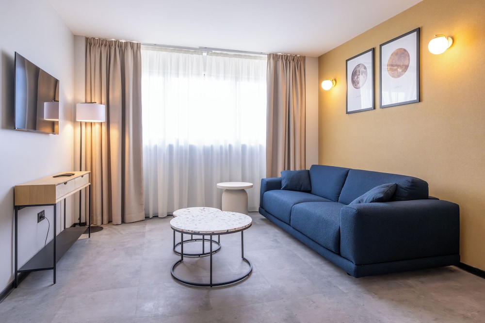Deluxe Apartment, 1 Queen Bed with Sofa bed, Roll-in Shower, Kitchenette photo 3