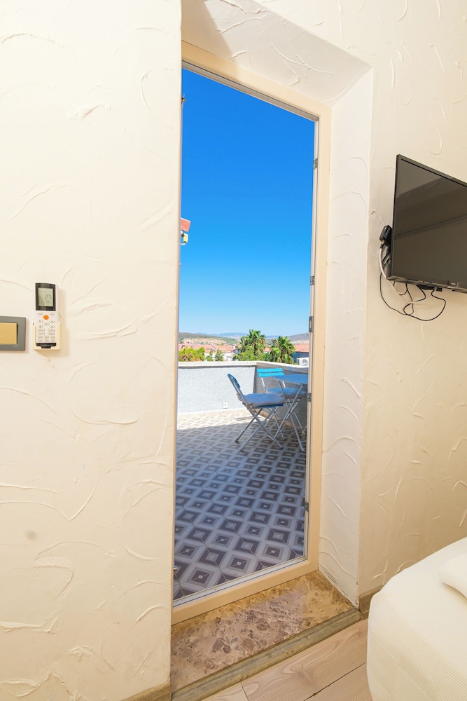 Triple Room, Pool View (Aquila) - Photo 3