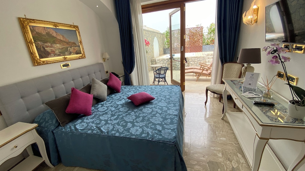 Deluxe Studio Suite, 1 Bedroom, Private Pool - Photo 3