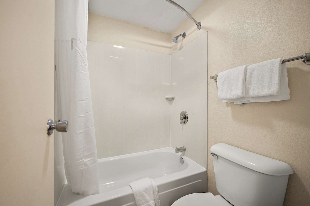 Room, 2 Queen Beds, Non Smoking (Efficiency) photo 3