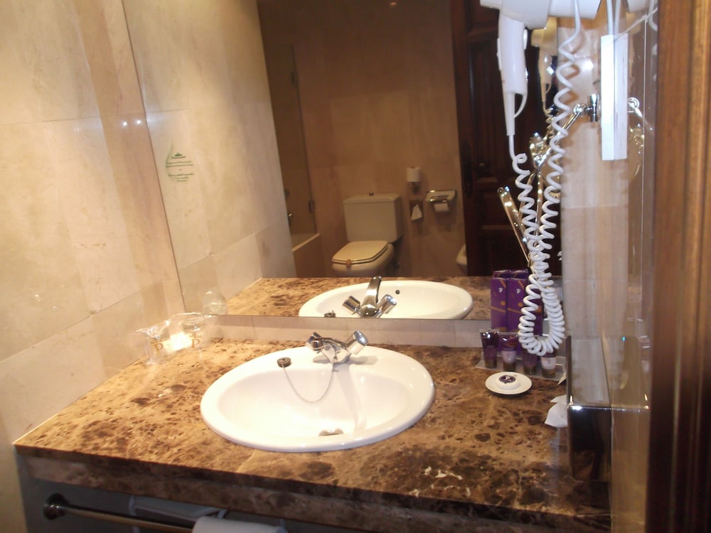 Standard Twin Room (2 Adults and 1 Child) photo 2