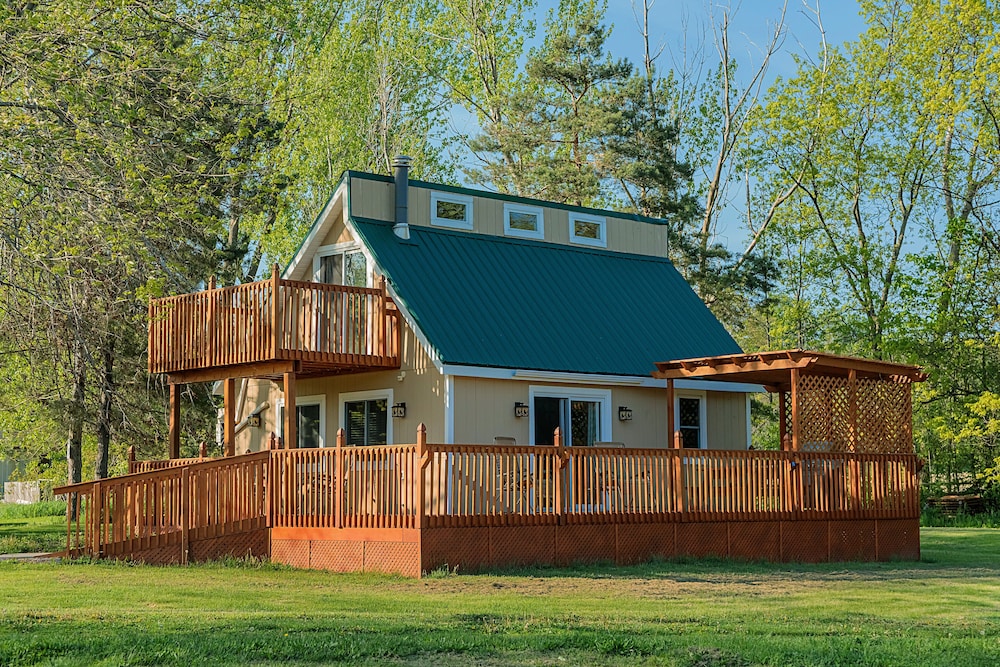 Family Cottage, 3 Bedrooms, Lake View, Lakeside photo 1