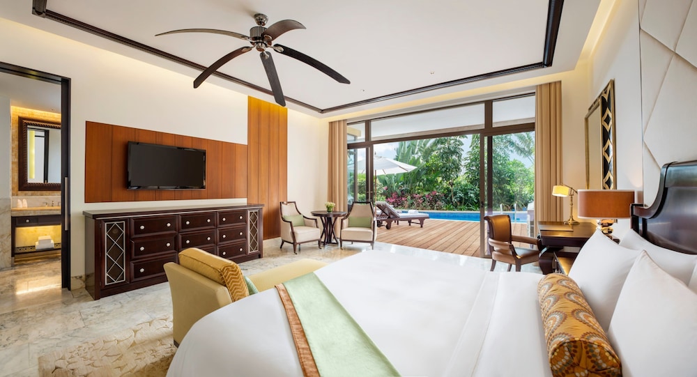 Room, 1 King Bed, Pool Access, Lagoon View - Photo 1