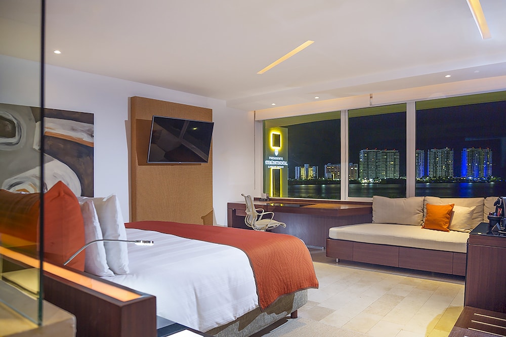 Room, 1 King Bed, Club Lounge Access, Lagoon View (Lagoon View) - Photo 1