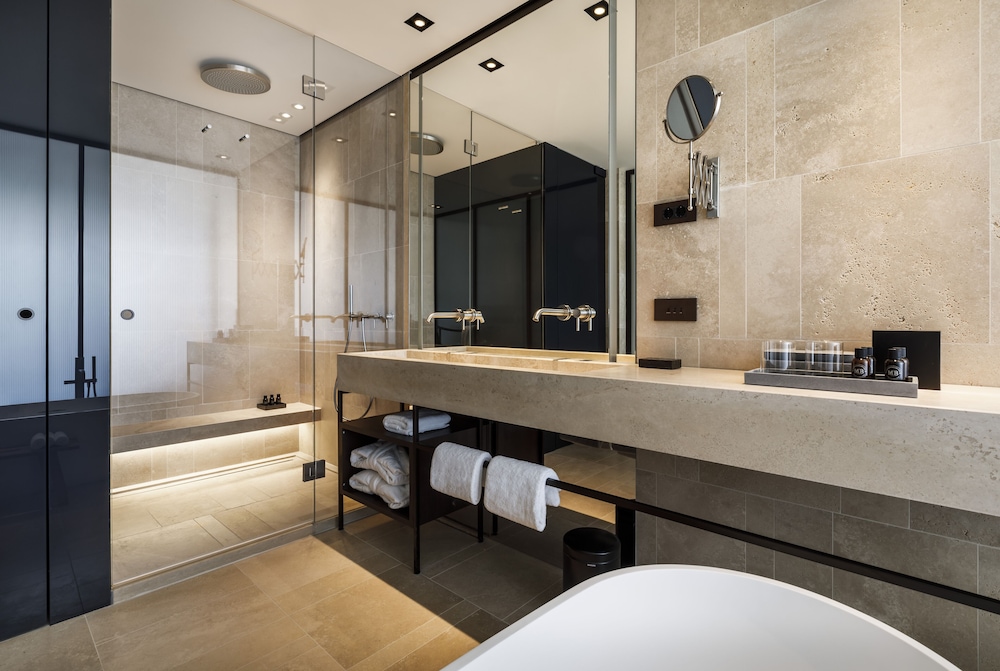 Grand Room, Marina View thumbnail 5