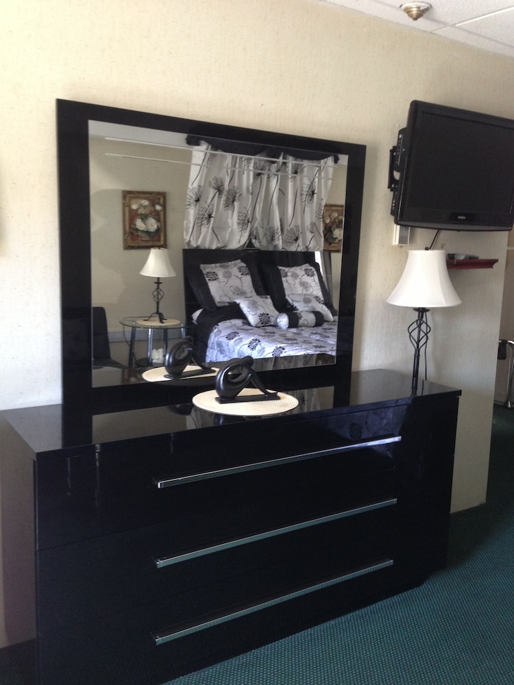 Deluxe Room, 1 Queen Bed, Jetted Tub photo 1