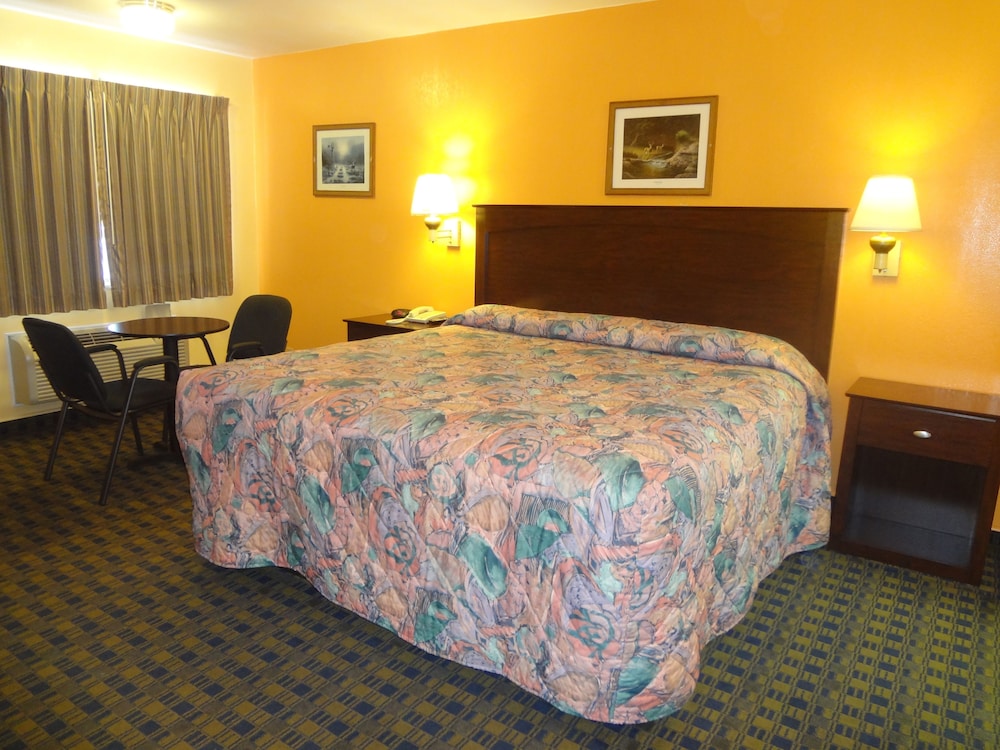 Room, 1 King Bed, Non Smoking - (Free commercial truck parking) photo 1