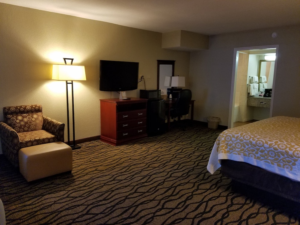 Studio Suite, 1 King Bed, Non Smoking - Photo 2