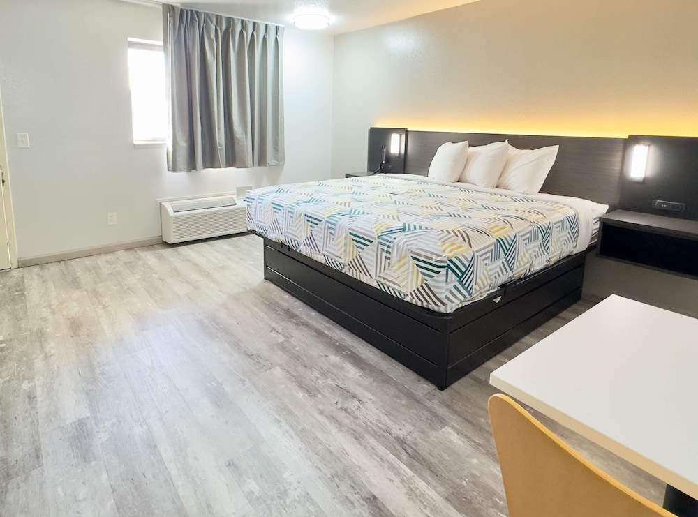 Deluxe Suite, 1 King Bed, Non Smoking, Hot Tub photo 1