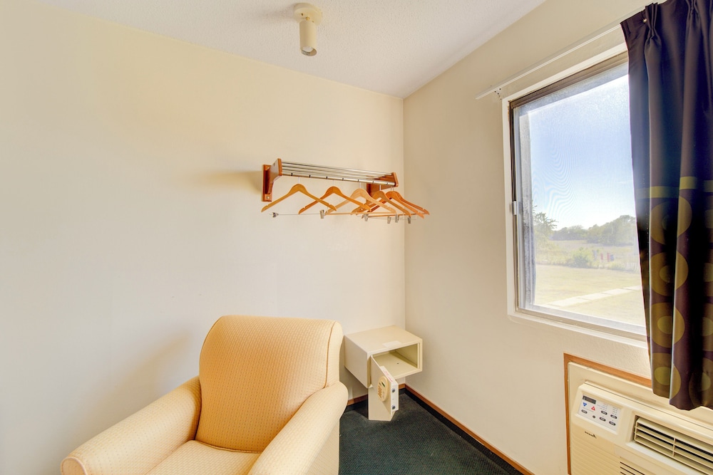 Room, 1 King Bed, Non Smoking - Photo 2
