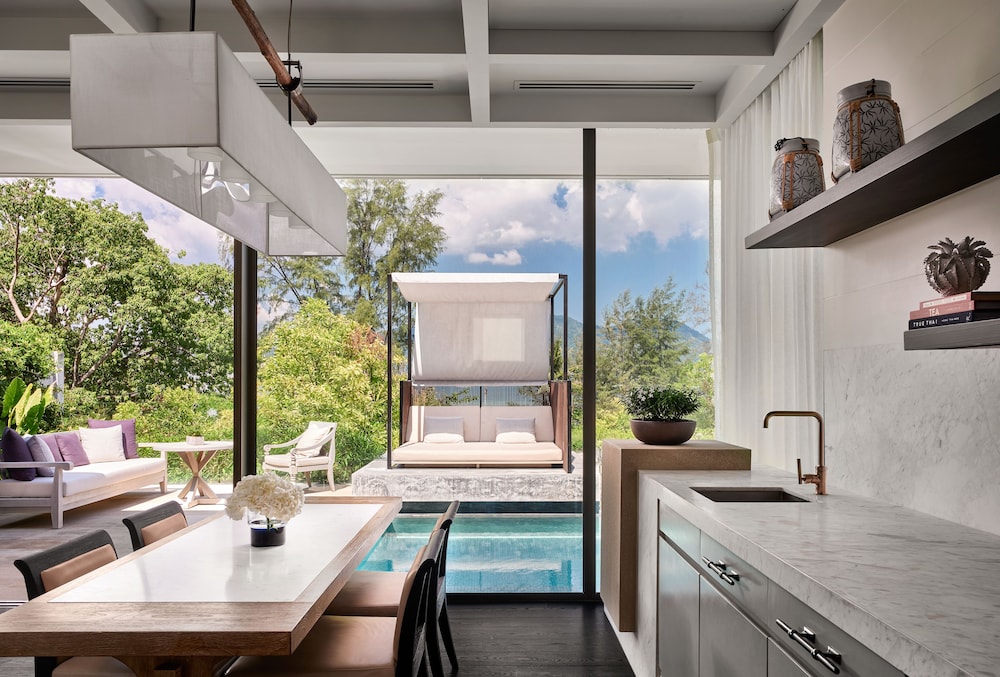 Partial Ocean View Pool Villa King