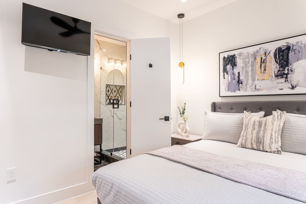 Luxury Townhome, 2 Bedrooms, Canal View photo 3
