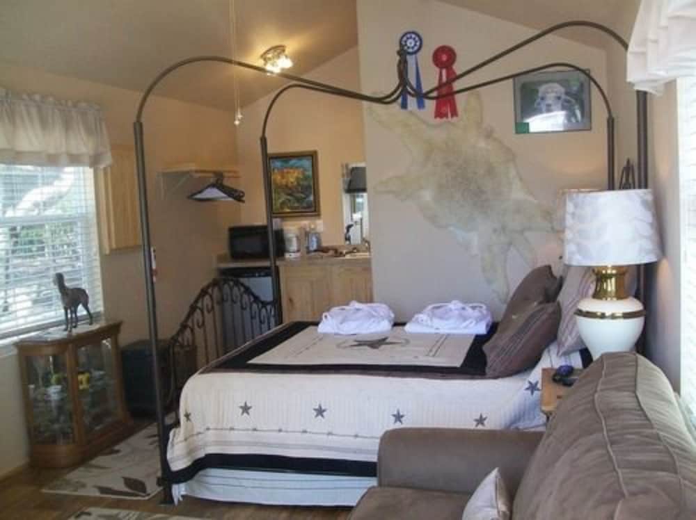 Classic Cottage, 1 Queen Bed, Kitchenette, Lake View (The Finnegan) photo 2