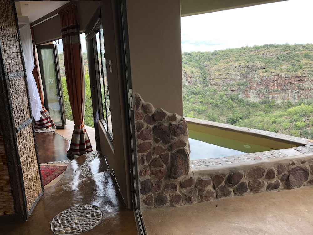 Honeymoon Suite photo 3