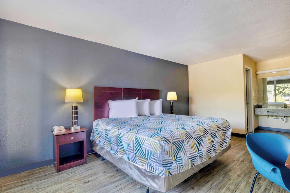 Standard Room, 1 King Bed, Non Smoking, Refrigerator & Microwave photo 1