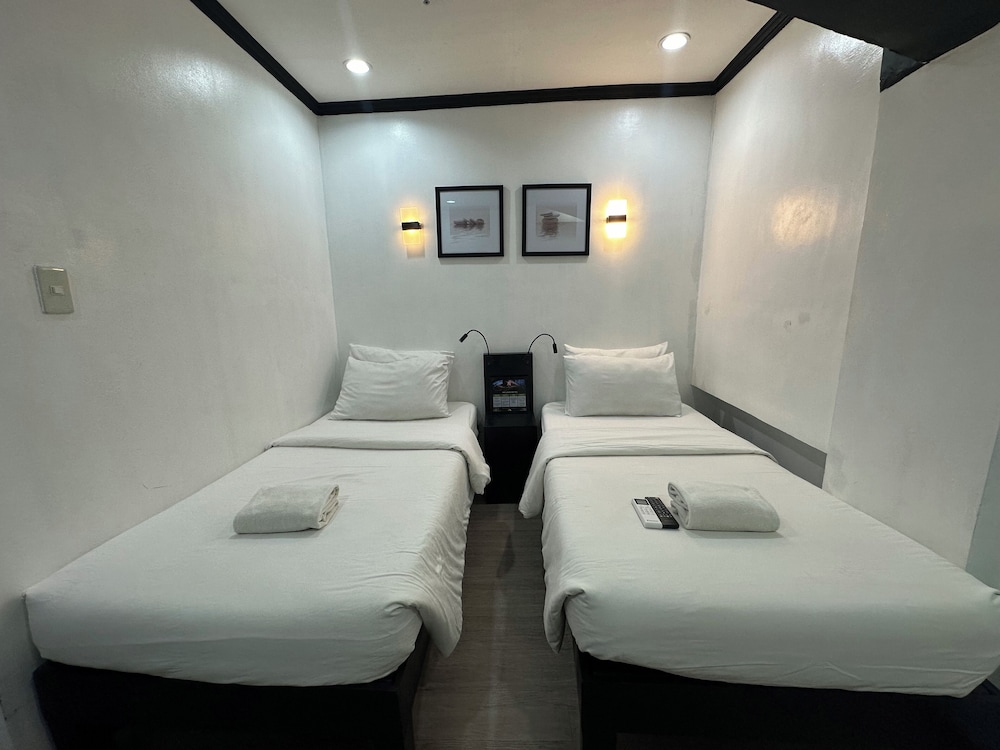 Basic Twin Room, Non Smoking, Pool Access photo 1