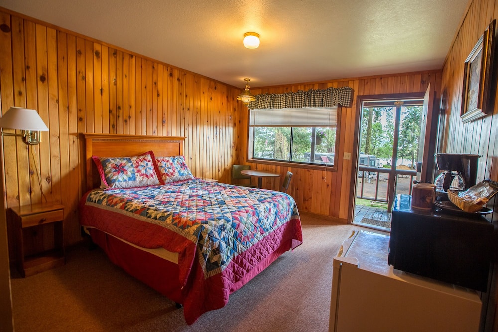 Standard Room, 1 Queen Bed, Refrigerator & Microwave, Lakeside