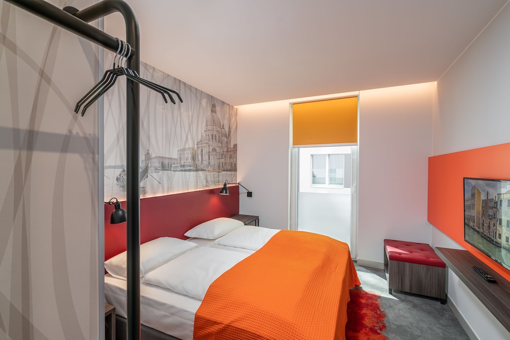 Standard Room, 1 King Bed