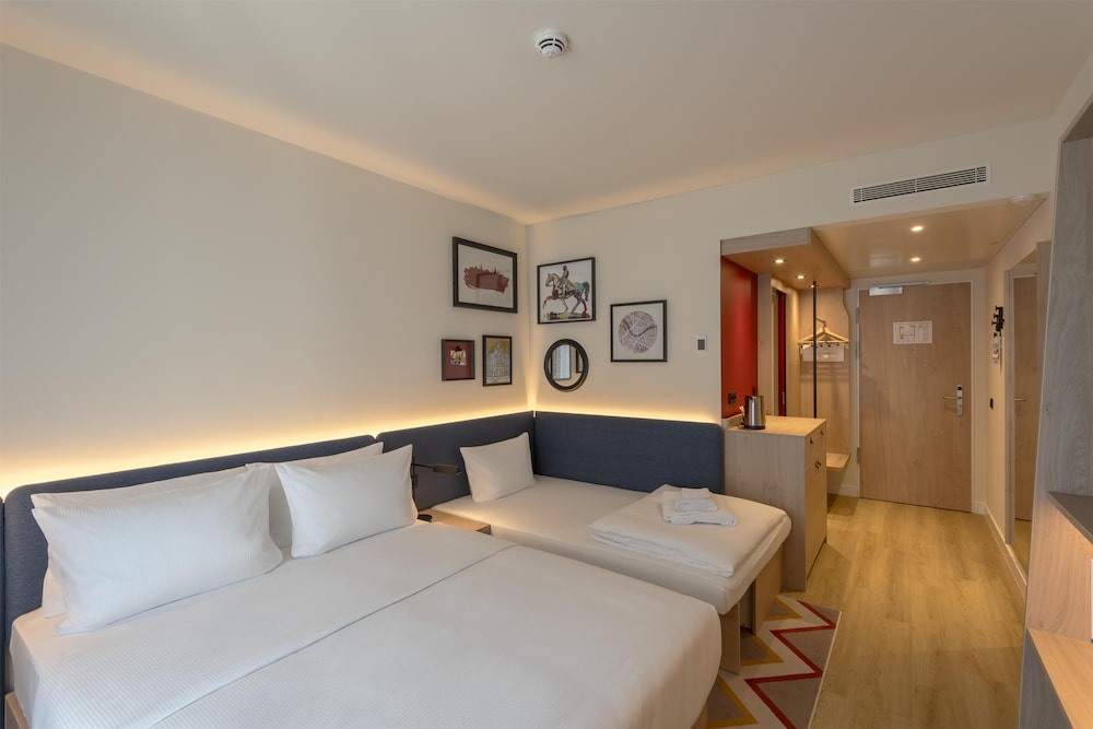 Room, 1 Queen Bed with Sofa bed thumbnail 5