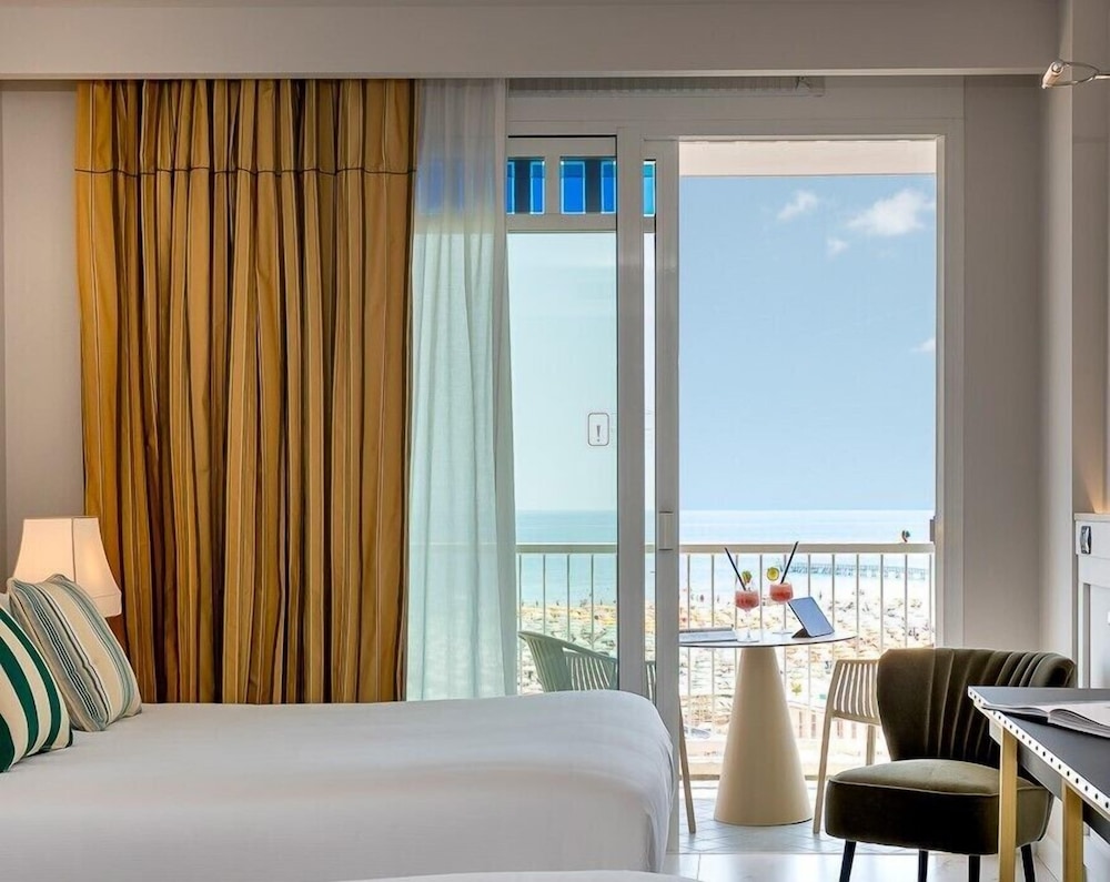 Deluxe Room, Balcony, Sea Facing - Photo 7