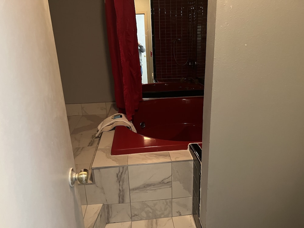 King Jacuzzi Suite photo 2